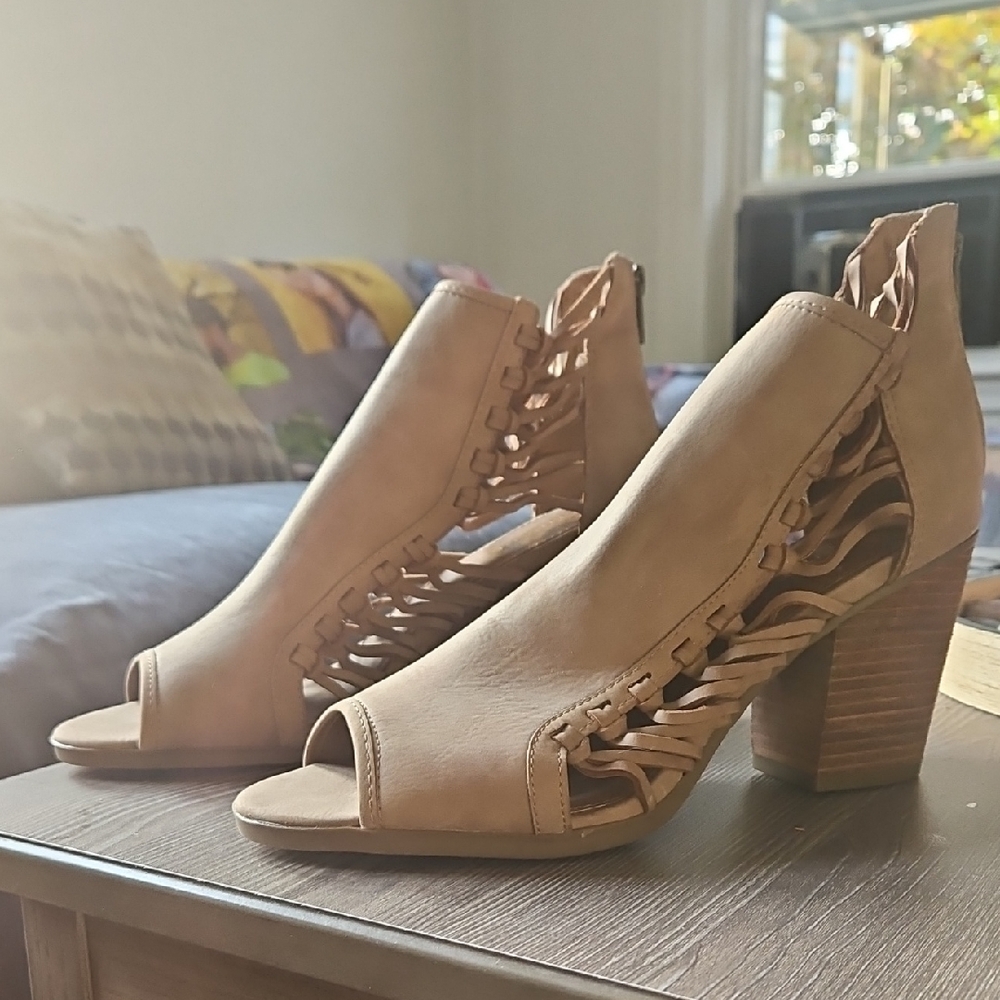 Elegant Tan Peep-Toe Heeled Sandals